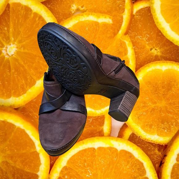 Clarks Artisan Brown and Black Ankle Boots with‎ Buckle and Zipper Size 8.5 - Picture 6 of 6